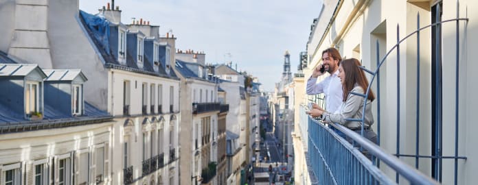 couple sur balcon - Une promo sur votre hôtel à Paris