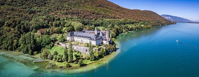 Vue aérienne de l'Abbaye de Hautecombe - Aix-les Bains - Vacances Bleues