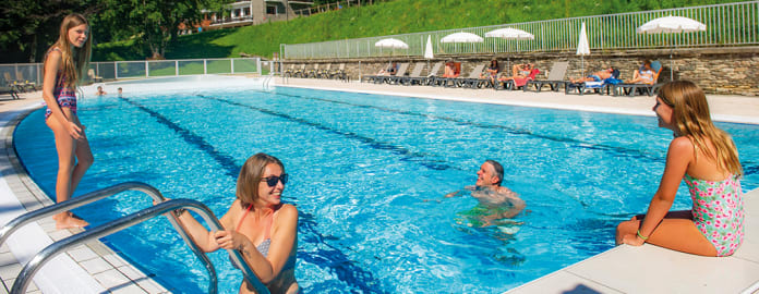 famille à la piscine - Relaxez-vous face aux sommets