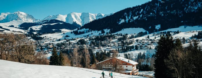 famille dans vallée enneigée - Échappez-vous dans nos hôtels des Alpes