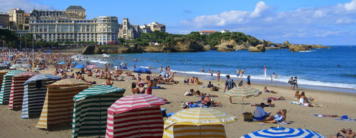 tentes rayées colorées sur la grande plage de Biarritz- résidence le grand large