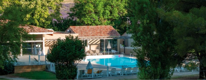 Vue de la piscine avec transats sur le bord en fon les champs de lavande - Club*** Château Laval - Gréoux les Bains