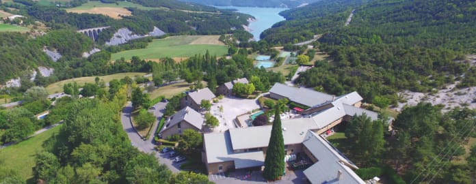 Vue aérienne de l'établissement en arrière plan le lac - Club*** Horizons du lac - Chorges