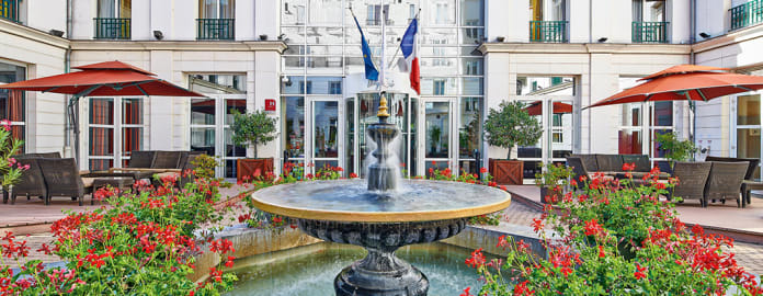 fontaine façade hotel - Nos hôtels insolites à Paris