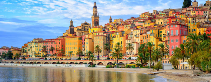 Vue panoramique de Ville de Menton en bord de mer aux façades des immeubles colorées - Menton - Vacances Bleues