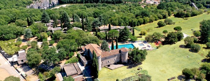 Vue aérienne du château & de la piscine au coeur de la nature avec en arrière plan une rivière - Résidence*** Lou Castel - Ardèche