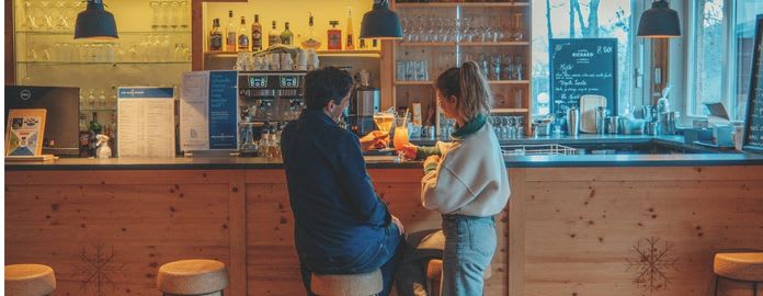 couple au bar de serre chevalier