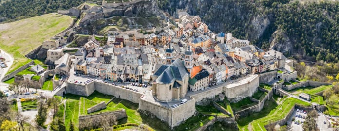 CITE-VAUBAN-DRONE-SERRE-CHEVALIER-BRIANCON-4-OT-Serre-Chevalier-Vallee-Briancon-1920x900.jpg