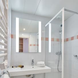 2-person "Confort" room bathroom