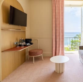 Hôtel Balmoral à Menton - chambre avec balcon vue mer - Vacances Bleues