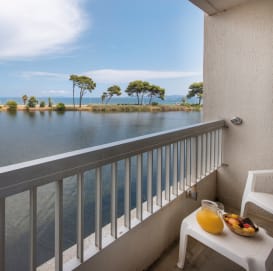 Vue mer depuis la chambre et le balcon