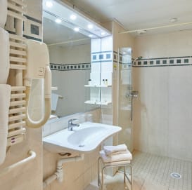 Bathroom of a 4-person studio, Le Méditerranée residence