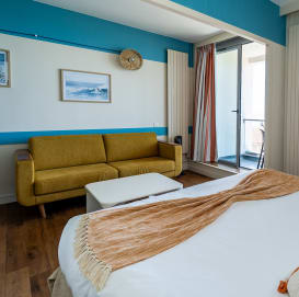 salon avec lit double dans l'ppartement de la résidence Le Grand Large - Biarritz