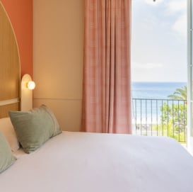 Hôtel Balmoral à Menton - chambre avec balcon vue mer - Vacances Blueues