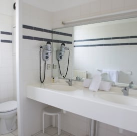 salle de bain de l'hôtel orhoitza à Hendaye, vacances bleues