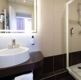 Salle d'eau d'une chambre, hôtel Balmoral - Menton