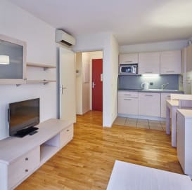 Salon d’un appartement 2 pièces , résidence la Villa du Lac