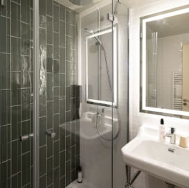 Salle de bain d'une chambre cpoté mer, hôtel Balmoral à Menton - Vacances Bleues