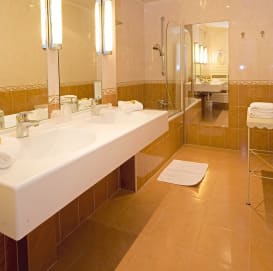 Bathroom with bathtub "Privilège" room