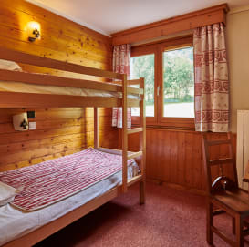 Chambre avec lits jumeaux aux Chalets du Prariand