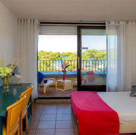 calvi-labalagne-chambre-352px.jpg