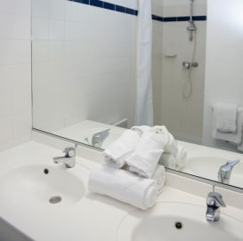 Salle de bain d’un appartement 2 pièces, résidence Orhoïtza