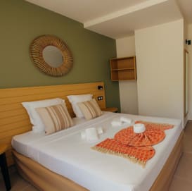 chambre avec lit double au club le grand air avec un dressing, ile d'oleron, vacances bleues