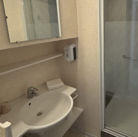 salle de bain avec douche du club le grand air à oleron- vacances bleues