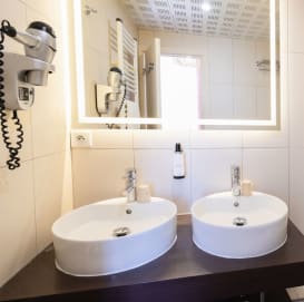Hôtel Balmoral à Menton - salle de bain avec baignoire d'une chambre