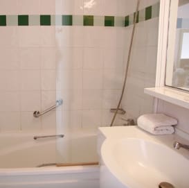 4-person communicating "Confort" room bathroom