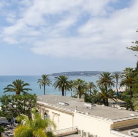 Hôtel Balmoral à Menton - vue depuis une chambre côté mer - Vacances Bleues