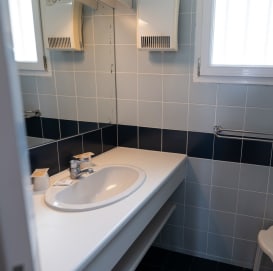 erdeven-vacances bleues- salle de bain du club keravel