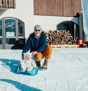 Eden des Cimes - famille grand père luge - format carré