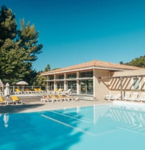 Gréoux les Bains - Château Laval - Transats & piscine - 485x472.jpg