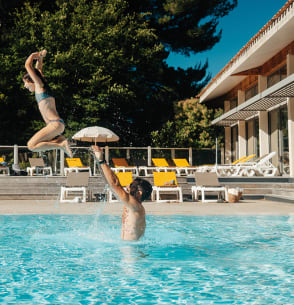 Piscine extérieure Domaine de Château Laval - Vacances Bleues