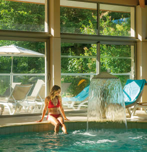 Piscine intérieure Domaine de Château Laval - Vacances Bleues