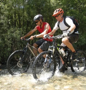 velo dans l'eau a la montagne