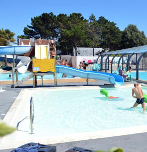 espace aqualudique avec toboggans a keravel