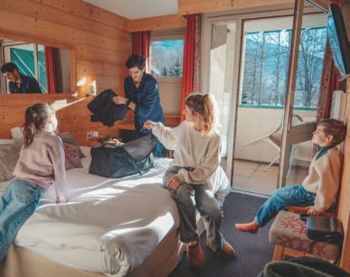famille dans une chambre en hiver aux alpes d'azur