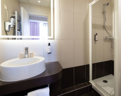 Salle d'eau d'une chambre, hôtel Balmoral - Menton