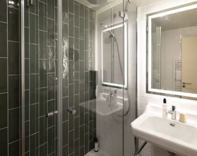 Salle de bain d'une chambre cpoté mer, hôtel Balmoral à  Menton - Vacances Bleues