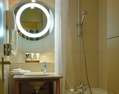 Bathroom of the 3-person "Confort" room