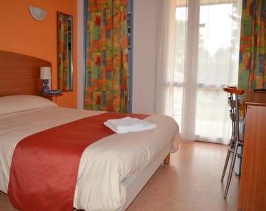chambre avec lit double au club keravel, vacances bleues