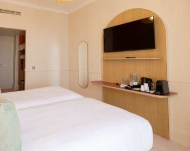 Hôtel Balmoral à Menton - chambre privilège côté ville - Vacances Bleues