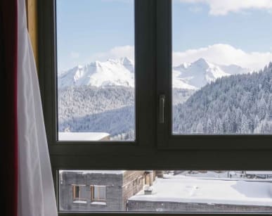 Chambre club arc en ciel karellis en hiver - fenêtre avec vue sur les sommets enneigés
