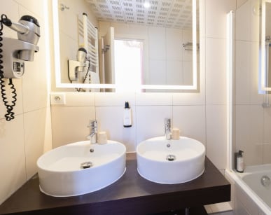 Hôtel Balmoral à Menton - salle de bain avec baignoire d'une chambre
