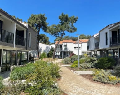 batiments dans le parc du grand air à Oleron