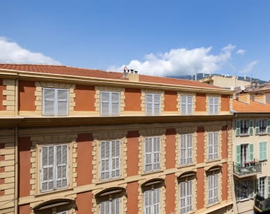 Vue ville depuis une chambre de l'hôtel Balmoral à Menton - Vacances Bleues