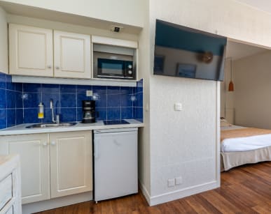 kitchenette équipée des appartements du Grand Large- Biarritz