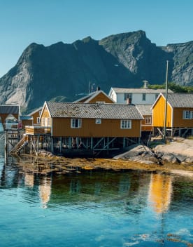 cabane en bois sur un fjord - Un voyage romantique en Europe